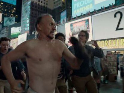 Michael Keaton corre per Times Square en la pel·lícula.