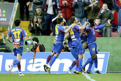Los jugadores del Levante celebran el gol de Caicedo.
