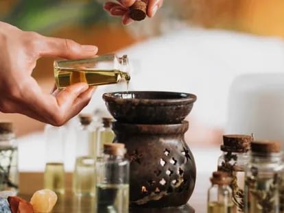 Los aromas de los aceites esenciales ayudan a liberar el estrés y a tener una sensación de bienestar. GETTY IMAGES.