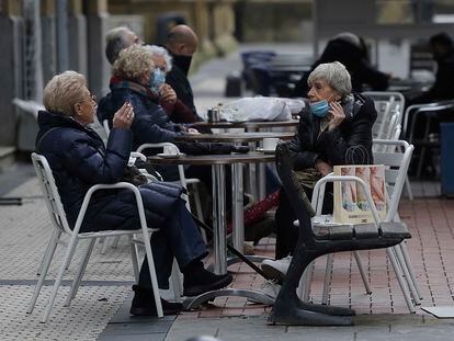 Dos personas ocupan la terraza de un bar, el domingo en San Sebastián (Gipuzkoa).