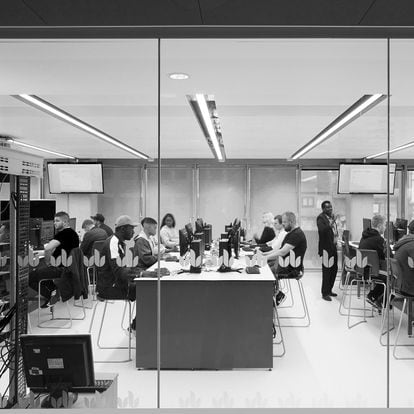 Computer lab. STEM Building - University of Bedforshire, Luton, United Kingdom. Architect: MCW, 2019. (Photo by: View Pictures/Hufton+Crow/Universal Images Group via Getty Images)