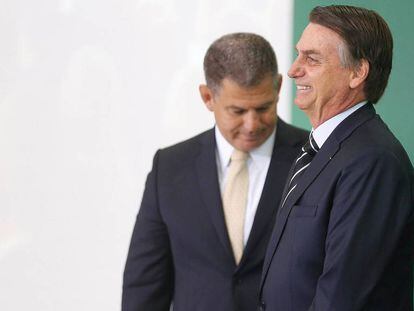 Jair Bolsonaro, delante de Gustavo Bebianno. 