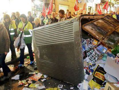 Contenedores volcados durante el conflicto de los barrenderos el pasado noviembre.