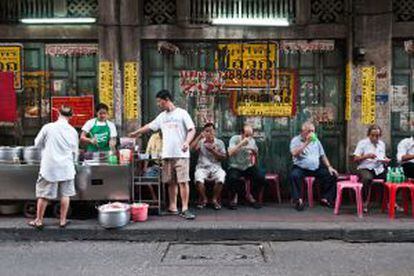 Puesto de 'streetfood' en el barrio de Chinatown, en Bangkok.