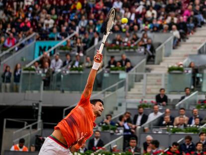 Djokovic sirve durante el partido contra Monfils, este martes en la Caja Mágica de Madrid.