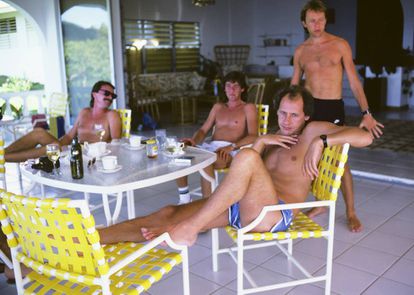 Mark Knopfler, en primer término, posa en la isla de Montserrat junto al resto de la formación de Dire Straits en 1985.