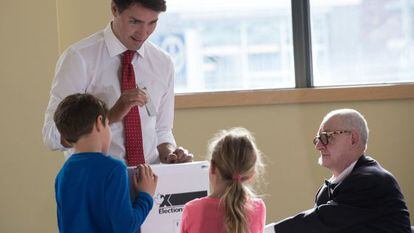 Justin Trudeau vota en Montreal en presencia de sus hijos.