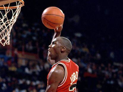 Michael Jordan, a punto de machacar el aro en un partido de los Chicago Bulls contra los Seattle Supersonics, en 1996. 
