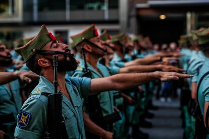 Legionarios ensayan la formación, minutos antes de arrancar el desfile del 12 de Octubre. 