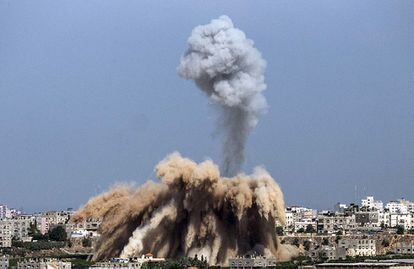 Una columna de humo se eleva en el cielo tras un ataque en la Franja de Gaza, el 9 de julio de 2014.