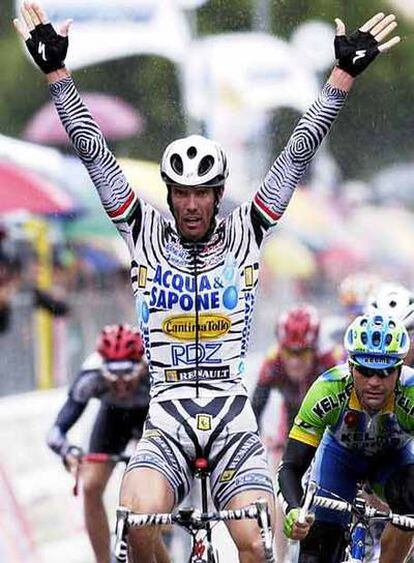 Cipollini se impone a Gálvez en una etapa del Giro de 2002.