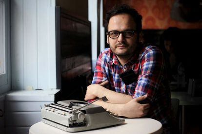 El escritor colombiano Juan C&aacute;rdenas en el caf&eacute; La Libre de Lavapi&eacute;s. 