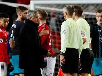 Mourinho dialoga con el árbitro tras el empate ante el Southampton.