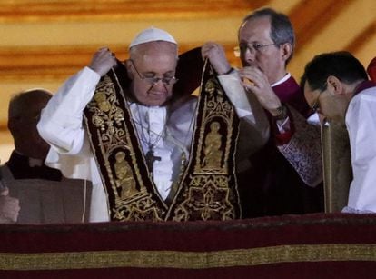 El nuevo papa electo Francisco I, el cardenal argentino Jorge Mario Bergoglio, en el balcón de la Basílica de San Pedro.