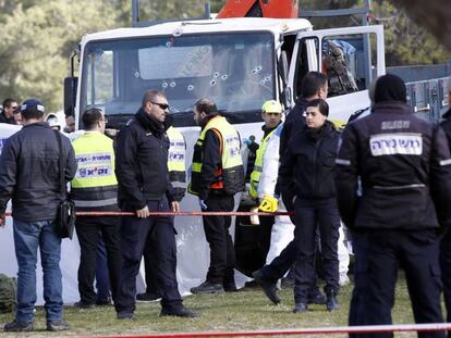 Las fuerzas de seguridad israelíes acordonan el lugar del atentado.