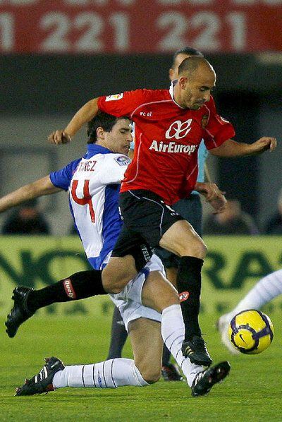 Borja Valero se escapa de Javi Martínez, del Athletic.