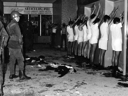 Estudiantes universitarios custodiados por la policía en Tlatelolco en octubre de 1968.