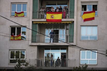 Vecinos de Madrid siguen desde sus domicilios el desfile aéreo del 12 de octubre. 