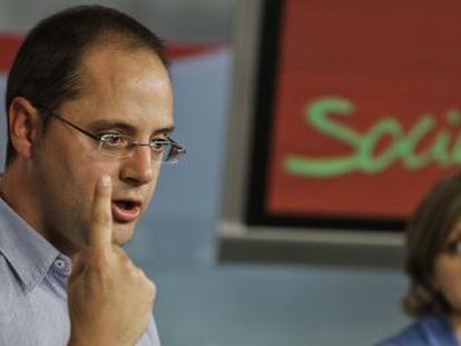 El secretario de Organizaci&oacute;n del PSOE, C&eacute;sar Luena, durante la rueda de prensa que ha ofrecido tras la reuni&oacute;n de la Ejecutiva del partido.