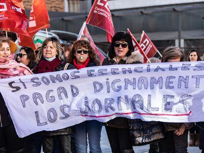 Varias mujeres durante una protesta en enero en Toledo ante la Consejería de Economía, Empresas y Empleo con motivo de una huelga de los servicios de limpieza.