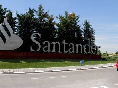 Entrada del complejo del Santander en Boadilla.