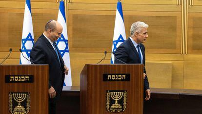 Naftali Bennett (izquierda) y Yair Lapid, políticos israelíes que forjaron una coalición para derrocar a Netanyahu, en una rueda de prensa el 20 de junio.