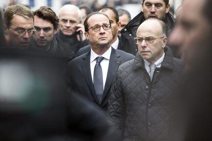  El presidente galo, François Hollande (c), y el ministro de Interior, Bernard Cazeneuve (dcha), llegan a las oficinas del semanario satírico francés "Charlie Hebdo" tras ataque contra la redacción.