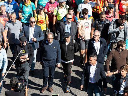 El presidente catalán, Quim Torra, en la marcha de protesta que este miércoles arrancó desde Girona y que llegará el viernes a Barcelona. En vídeo, Torra considera que los autores de los destrozos son "infiltrados".
