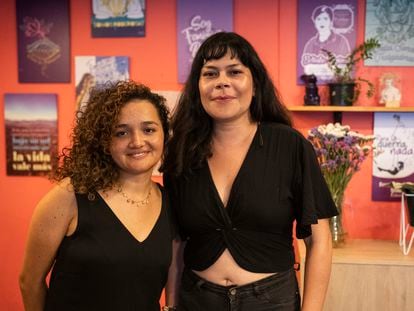 Estefanía Rivera y Carol Rojas, en el café feminista Ruda, en Medellín, el 11 de enero de 2024.