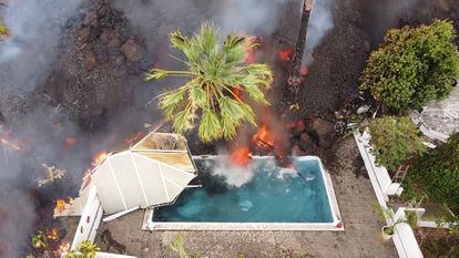 Destrozos en una vivienda por el volcán de La Palma en una imagen aérea del 20 de septiembre.