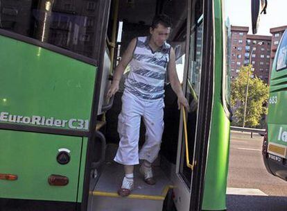 Un usuario baja del llamado <i>yonkibus,</i> el autobús de la línea 339 que llega hasta Valdemingómez.