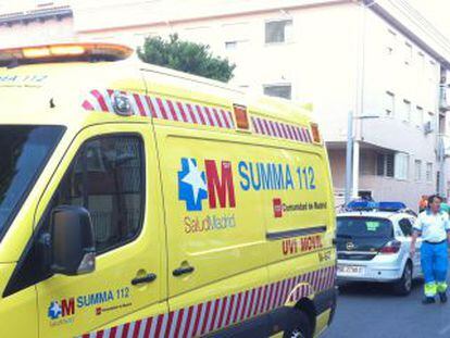 Ambulancia del Summa estacionada delante del edificio del crimen.