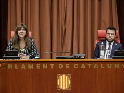 Una imagen de verano de 2022, cuando Laura Borràs ejercía como presidenta del Parlament. A su lado, Pere Aragonès.