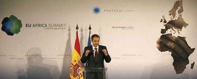 El presidente del Gobierno, José Luis Rodríguez Zapatero, durante su comparecencia ante los periodistas al término de la Cumbre UE-África.