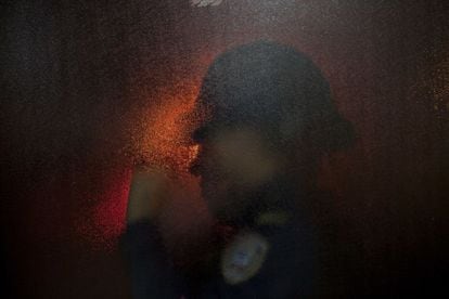 La silueta de un policía a través de uno de los cristales del Hospital Público San Pedro Sula, en Honduras.