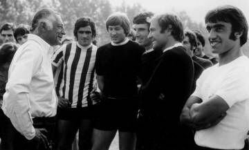 Gianni Agnelli charla con los jugadores de la Juventus en 1972. Capello es el único que aparece con camiseta a rayas.