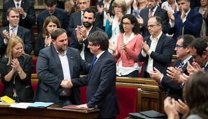 Puigdemont i Junqueras es donen la mà després de l'anunci de la qüestió de confiança.