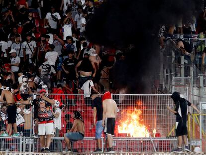 El incendio provocado en la tribuna durante la final de la Supercopa 2024 en Santiago, el 11 de febrero.