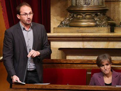 El coordinador nacional de ICV, Joan Herrera, en una sesión del Parlament junto a Dolors Camats.