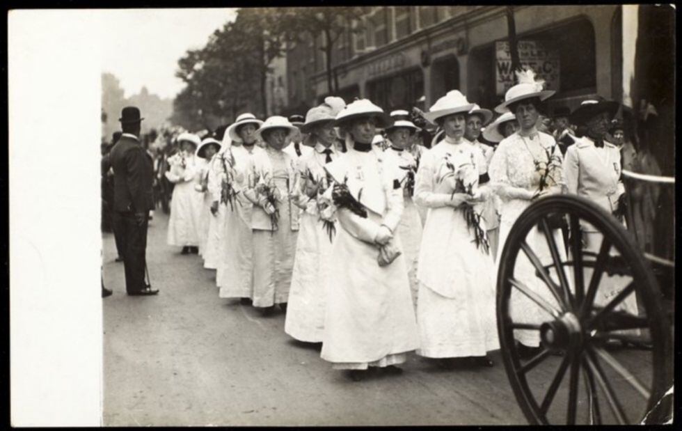 Sufragistas vestidas de blanco, en el cortejo fúnebre para despedir a Emily Wilding Davison, en 1913.