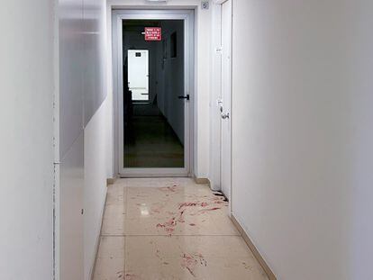 El piso precintado donde Sandra fue acuchillada por su pareja, José María, en Barcelona.