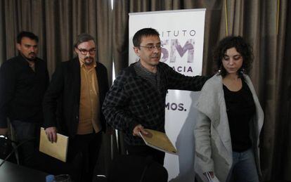 Juan Carlos Monedero, entre Tania González y Jorge Lago.