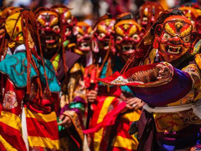 Danza tradicional en el monasterio de Paro, en Bután, durante el festival budista de Tsechu.
