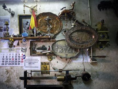 Objetos expuestos en una de las paredes de una chamariler&iacute;a de Madrid.