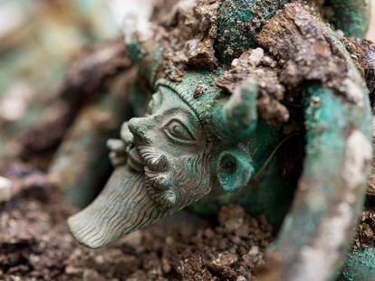 Detalle de un aro con la cabeza del dios Aqueloo descubierto en unas excavaciones arqueológicas en Lavau (Francia).