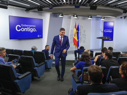 Pedro Sánchez bromea con los periodistas al finalizar la rueda de prensa que ha ofrecido este martes en La Moncloa tras su reunión con el Rey.