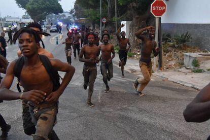 Migrantes subsaharianos tras saltar la valla en Benzú (Ceuta), el 30 de agosto.