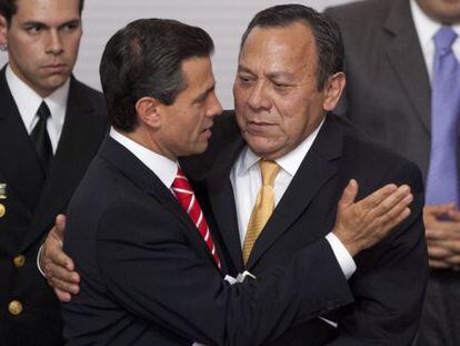 Pe&ntilde;a Nieto abraza a Jes&uacute;s Zambrano tras firmar la reforma.