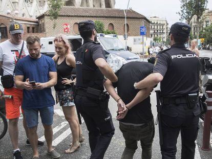 Dos policías detienen a un hombre en Barcelona.