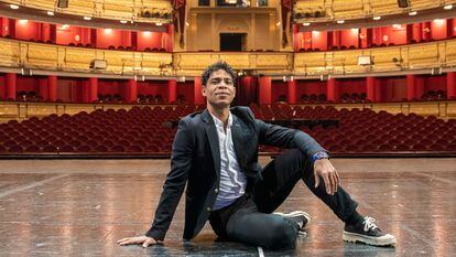 El bailarín cubano Carlos Acosta posa encima del escenario del Teatro Real en Madrid.